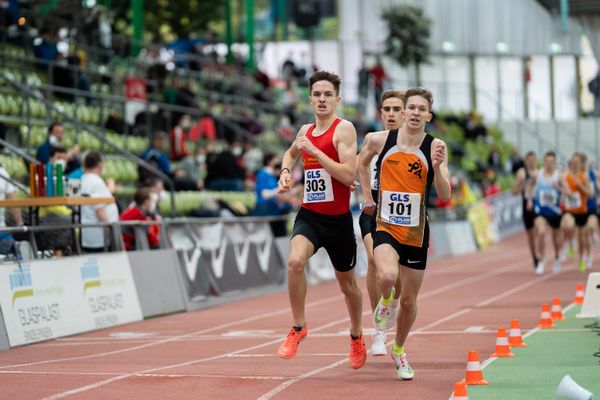 Tim Kalies (Braunschweiger Laufclub), Silas Zahlten (LG Brillux Muenster), Jan Dillemuth (TV Assenheim) gehen in die letzte Runde am 20.02.2022 waehrend der Deutschen Jugend-Hallenmeisterschaften U20 im Glaspalast in Sindelfingen