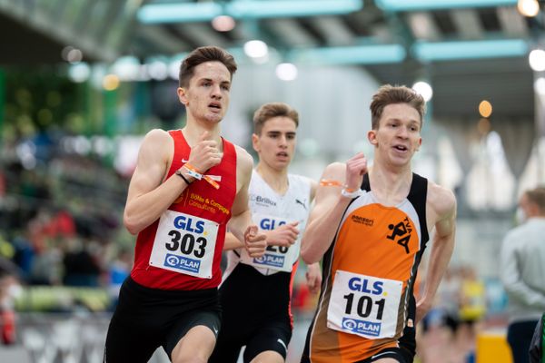 Tim Kalies (Braunschweiger Laufclub), Silas Zahlten (LG Brillux Muenster), Jan Dillemuth (TV Assenheim) gehen in die letzte Runde am 20.02.2022 waehrend der Deutschen Jugend-Hallenmeisterschaften U20 im Glaspalast in Sindelfingen