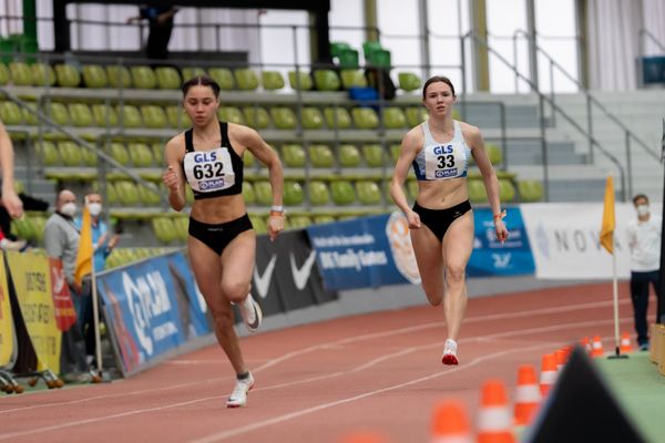 Mariam Soumah (SC DHfK Leipzig e.V.), Helen Baumgarten (SR Yburg Steinbach) am 20.02.2022 waehrend der Deutschen Jugend-Hallenmeisterschaften U20 im Glaspalast in Sindelfingen