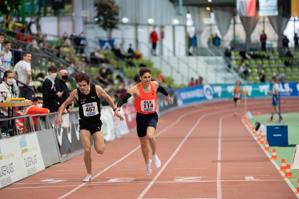 Robin Mueller (LC Top Team Thueringen) und Felix Ebel (Emder Laufgemeinschaft) kaempfen um den deutschen Meistertitel am 20.02.2022 waehrend der Deutschen Jugend-Hallenmeisterschaften U20 im Glaspalast in Sindelfingen