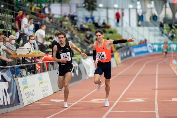 Robin Mueller (LC Top Team Thueringen) und Felix Ebel (Emder Laufgemeinschaft) kaempfen um den deutschen Meistertitel am 20.02.2022 waehrend der Deutschen Jugend-Hallenmeisterschaften U20 im Glaspalast in Sindelfingen