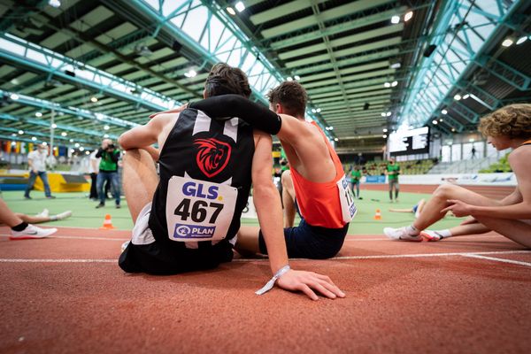 Felix Ebel (Emder Laufgemeinschaft) und Robin Mueller (LC Top Team Thueringen) nach dem 3000m Finale am 20.02.2022 waehrend der Deutschen Jugend-Hallenmeisterschaften U20 im Glaspalast in Sindelfingen