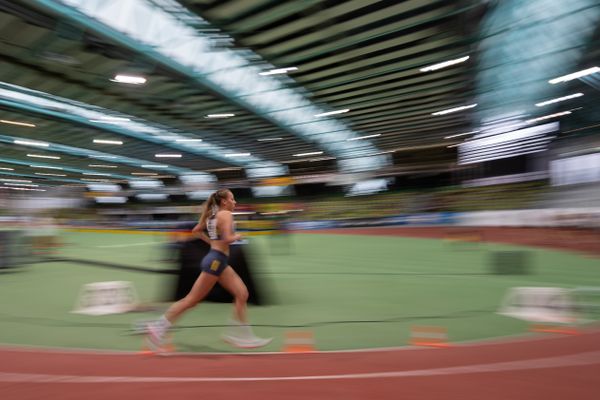 Sophie Hinrichs (VfL Loeningen) ueber 3000m am 20.02.2022 waehrend der Deutschen Jugend-Hallenmeisterschaften U20 im Glaspalast in Sindelfingen