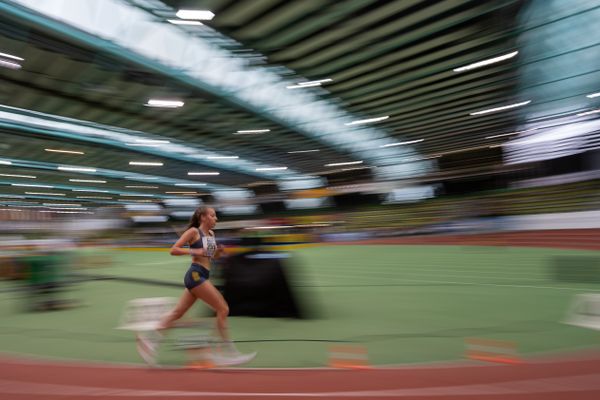 Sophie Hinrichs (VfL Loeningen) ueber 3000m am 20.02.2022 waehrend der Deutschen Jugend-Hallenmeisterschaften U20 im Glaspalast in Sindelfingen