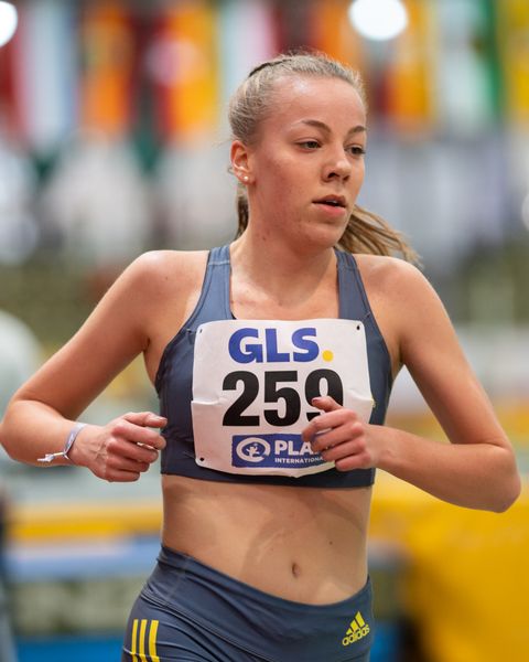 Sophie Hinrichs (VfL Loeningen) ueber 3000m am 20.02.2022 waehrend der Deutschen Jugend-Hallenmeisterschaften U20 im Glaspalast in Sindelfingen