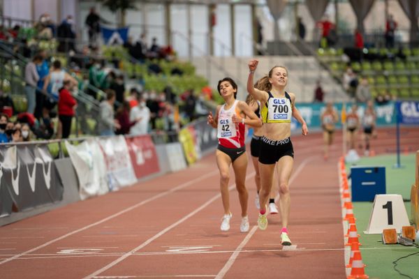 Kira Weis (KSG Gerlingen) ueber 3000m am 20.02.2022 waehrend der Deutschen Jugend-Hallenmeisterschaften U20 im Glaspalast in Sindelfingen