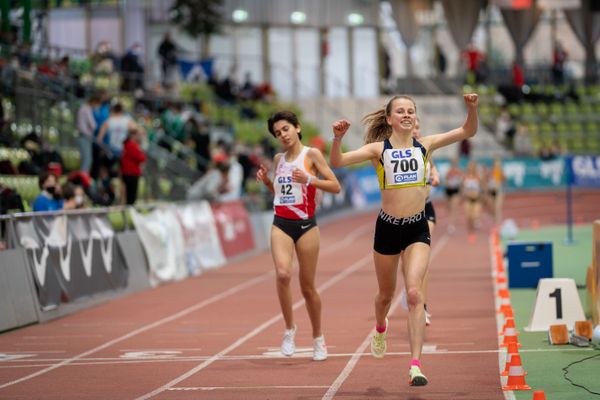 Kira Weis (KSG Gerlingen) ueber 3000m am 20.02.2022 waehrend der Deutschen Jugend-Hallenmeisterschaften U20 im Glaspalast in Sindelfingen