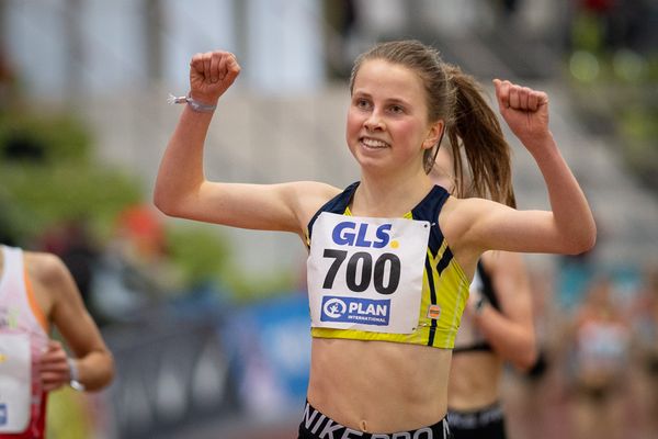 Kira Weis (KSG Gerlingen) ueber 3000m am 20.02.2022 waehrend der Deutschen Jugend-Hallenmeisterschaften U20 im Glaspalast in Sindelfingen