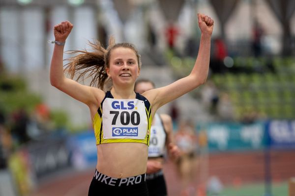 Kira Weis (KSG Gerlingen) ueber 3000m am 20.02.2022 waehrend der Deutschen Jugend-Hallenmeisterschaften U20 im Glaspalast in Sindelfingen