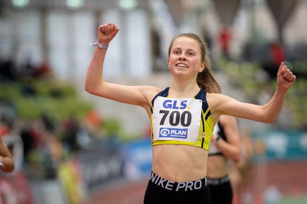 Kira Weis (KSG Gerlingen) ueber 3000m am 20.02.2022 waehrend der Deutschen Jugend-Hallenmeisterschaften U20 im Glaspalast in Sindelfingen