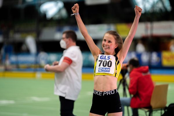 Kira Weis (KSG Gerlingen) ueber 3000m am 20.02.2022 waehrend der Deutschen Jugend-Hallenmeisterschaften U20 im Glaspalast in Sindelfingen