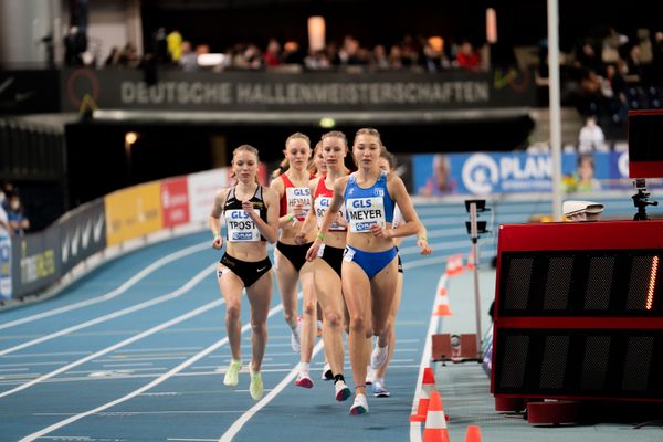 Katharina Trost (LG Stadtwerke Muenchen), Nele Heymann (TuS Haren), Berit Scheid (TSV Bayer 04 Leverkusen), Fabiane Meyer (TV Westfalia Epe) am 26.02.2022 waehrend der Deutschen Leichtathletik-Hallenmeisterschaften (Tag 1) in der Quarterback Immobilien Arena in Leipzig