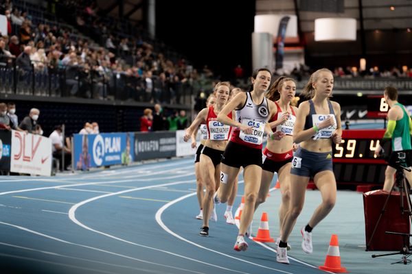 Carolin Hinrichs (VfL Loeningen) vor Jana Schluesche (VfL Eintracht Hannover), Lara Predki (Lueneburger SV) am 26.02.2022 waehrend der Deutschen Leichtathletik-Hallenmeisterschaften (Tag 1) in der Quarterback Immobilien Arena in Leipzig