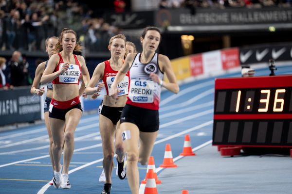 Jana Schluesche (VfL Eintracht Hannover) neben Kerstin Schulze Kalthoff (LG Brillux Muenster) am 26.02.2022 waehrend der Deutschen Leichtathletik-Hallenmeisterschaften (Tag 1) in der Quarterback Immobilien Arena in Leipzig