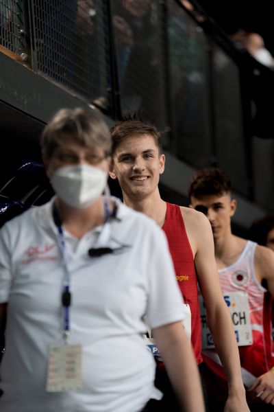 Tim Kalies (Braunschweiger Laufclub) vor dem 1500m Start am 26.02.2022 waehrend der Deutschen Leichtathletik-Hallenmeisterschaften (Tag 1) in der Quarterback Immobilien Arena in Leipzig