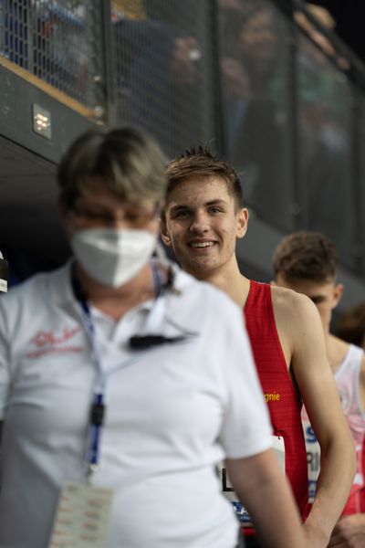 Tim Kalies (Braunschweiger Laufclub) vor dem 1500m Start am 26.02.2022 waehrend der Deutschen Leichtathletik-Hallenmeisterschaften (Tag 1) in der Quarterback Immobilien Arena in Leipzig