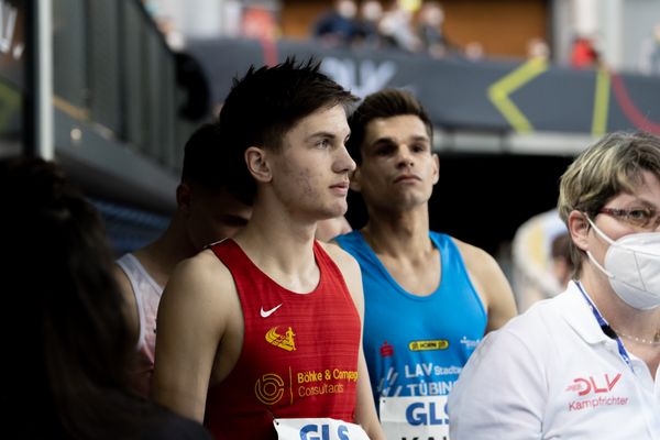 Tim Kalies (Braunschweiger Laufclub) vor dem 1500m Start am 26.02.2022 waehrend der Deutschen Leichtathletik-Hallenmeisterschaften (Tag 1) in der Quarterback Immobilien Arena in Leipzig