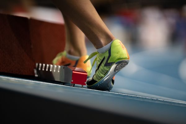 Impressionen: Eine Athletin richtet ihren Startblock aus am 26.02.2022 waehrend der Deutschen Leichtathletik-Hallenmeisterschaften (Tag 1) in der Quarterback Immobilien Arena in Leipzig