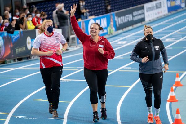 Christina Schwanitz (LV 90 Erzgebirge) letzte Ehrenrunde am 26.02.2022 waehrend der Deutschen Leichtathletik-Hallenmeisterschaften (Tag 1) in der Quarterback Immobilien Arena in Leipzig