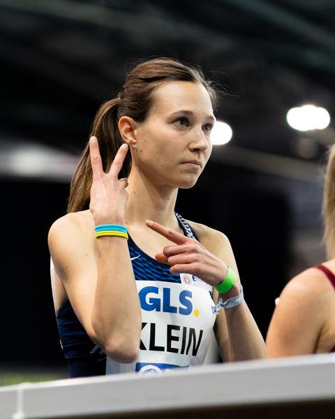 Hanna Klein (LAV Stadtwerke Tuebingen) zeigt auf das Ukrainearmband am 26.02.2022 waehrend der Deutschen Leichtathletik-Hallenmeisterschaften (Tag 1) in der Quarterback Immobilien Arena in Leipzig