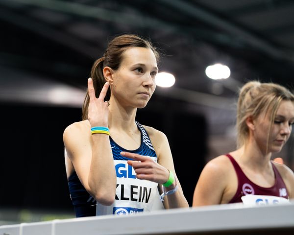 Hanna Klein (LAV Stadtwerke Tuebingen) zeigt auf das Ukrainearmband am 26.02.2022 waehrend der Deutschen Leichtathletik-Hallenmeisterschaften (Tag 1) in der Quarterback Immobilien Arena in Leipzig