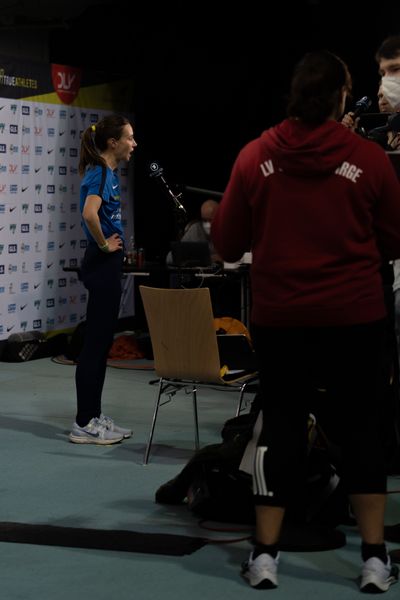 Hanna Klein (LAV Stadtwerke Tuebingen) im Interview am 26.02.2022 waehrend der Deutschen Leichtathletik-Hallenmeisterschaften (Tag 1) in der Quarterback Immobilien Arena in Leipzig