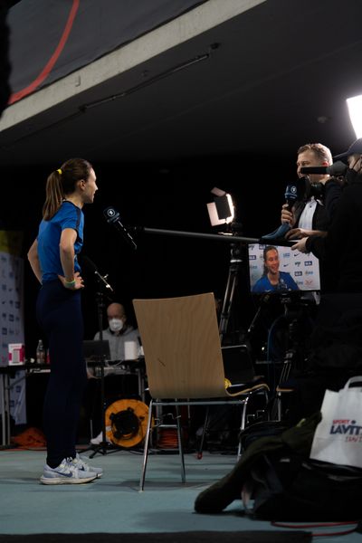 Hanna Klein (LAV Stadtwerke Tuebingen) im Interview am 26.02.2022 waehrend der Deutschen Leichtathletik-Hallenmeisterschaften (Tag 1) in der Quarterback Immobilien Arena in Leipzig