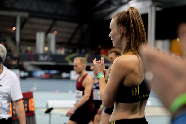 Kira Wittmann (LG Goettingen) beobachtet gespannt den letzten Sprung von Neele Eckhardt-Noack (LG Goettingen) am 26.02.2022 waehrend der Deutschen Leichtathletik-Hallenmeisterschaften (Tag 1) in der Quarterback Immobilien Arena in Leipzig