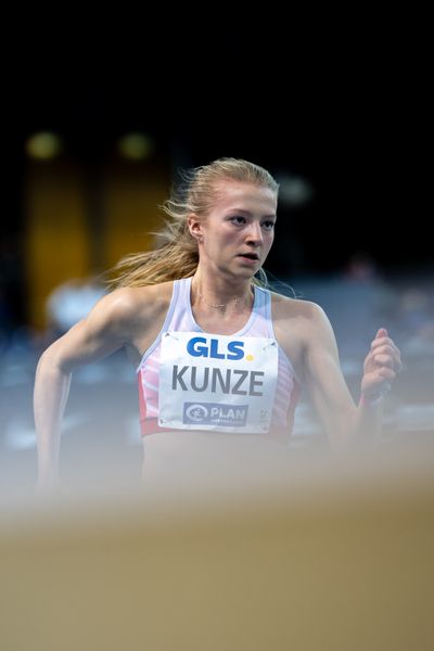 Cora Kunze (Dresdner SC 1898) am 27.02.2022 waehrend der Deutschen Leichtathletik-Hallenmeisterschaften (Tag 2) in der Quarterback Immobilien Arena in Leipzig