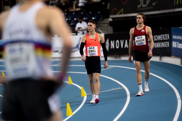 Felix Ebel (Emder Laufgemeinschaft) und Friedrich Biniok (LG Bamberg) am 27.02.2022 waehrend der Deutschen Leichtathletik-Hallenmeisterschaften (Tag 2) in der Quarterback Immobilien Arena in Leipzig