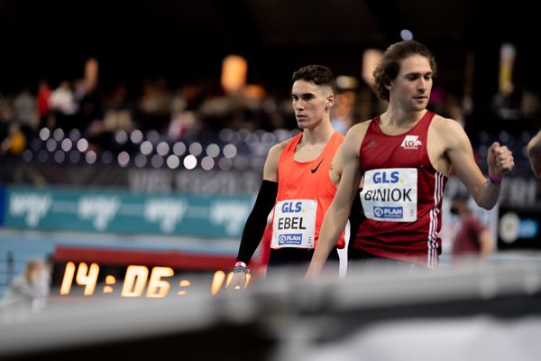 Felix Ebel (Emder Laufgemeinschaft) und Friedrich Biniok (LG Bamberg) am 27.02.2022 waehrend der Deutschen Leichtathletik-Hallenmeisterschaften (Tag 2) in der Quarterback Immobilien Arena in Leipzig