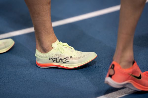 Impressionen: Peace auf dem Schuh von Robert Farken (SC DHfK Leipzig) am 27.02.2022 waehrend der Deutschen Leichtathletik-Hallenmeisterschaften (Tag 2) in der Quarterback Immobilien Arena in Leipzig