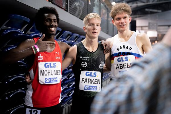 Mohamed Mohumed (LG Olympia Dortmund), Robert Farken (SC DHfK Leipzig), Lukas Abele (SSC Hanau-Rodenbach) am 27.02.2022 waehrend der Deutschen Leichtathletik-Hallenmeisterschaften (Tag 2) in der Quarterback Immobilien Arena in Leipzig