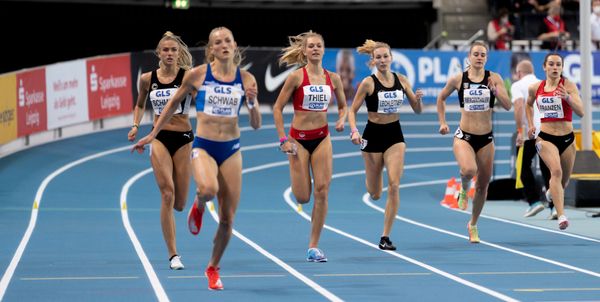 Corinna Schwab (LAC Erdgas Chemnitz), Alica Schmidt (SCC Berlin), Luna Thiel (VfL Eintracht Hannover), Elisa Lechleitner (LAZ Ludwigsburg), Hannah Mergenthaler (MTG Mannheim), Judith Franzen (TSV Bayer 04 Leverkusen) am 27.02.2022 waehrend der Deutschen Leichtathletik-Hallenmeisterschaften (Tag 2) in der Quarterback Immobilien Arena in Leipzig