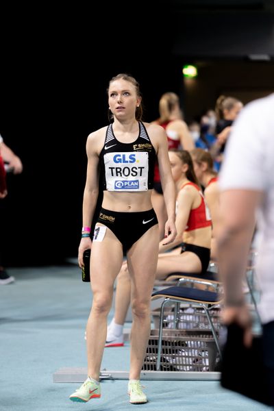 Katharina Trost (LG Stadtwerke Muenchen) vor dem 1500m Finale am 27.02.2022 waehrend der Deutschen Leichtathletik-Hallenmeisterschaften (Tag 2) in der Quarterback Immobilien Arena in Leipzig