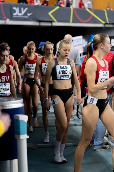 Carolin Hinrichs (VfL Loeningen) vor dem 1500m Finale am 27.02.2022 waehrend der Deutschen Leichtathletik-Hallenmeisterschaften (Tag 2) in der Quarterback Immobilien Arena in Leipzig