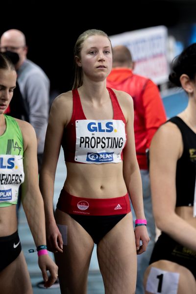 Marie Proepsting (VfL Eintracht Hannover) vor dem 1500m Finale am 27.02.2022 waehrend der Deutschen Leichtathletik-Hallenmeisterschaften (Tag 2) in der Quarterback Immobilien Arena in Leipzig