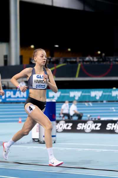 Carolin Hinrichs (VfL Loeningen) vor Nele Heymann (TuS Haren) am 27.02.2022 waehrend der Deutschen Leichtathletik-Hallenmeisterschaften (Tag 2) in der Quarterback Immobilien Arena in Leipzig