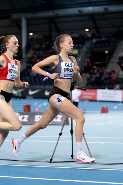 Carolin Hinrichs (VfL Loeningen) vor Nele Heymann (TuS Haren) am 27.02.2022 waehrend der Deutschen Leichtathletik-Hallenmeisterschaften (Tag 2) in der Quarterback Immobilien Arena in Leipzig