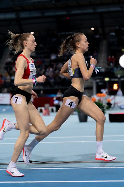 Carolin Hinrichs (VfL Loeningen) vor Nele Heymann (TuS Haren) am 27.02.2022 waehrend der Deutschen Leichtathletik-Hallenmeisterschaften (Tag 2) in der Quarterback Immobilien Arena in Leipzig