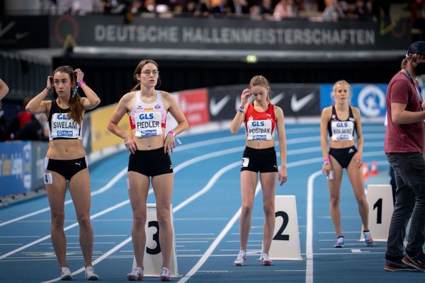 Julia Swelam (TSV Kirchhain), Radha Fiedler (LG Rhein-Wied), Lena Posniak (LG Olympia Dortmund) am 27.02.2022 waehrend der Deutschen Leichtathletik-Hallenmeisterschaften (Tag 2) in der Quarterback Immobilien Arena in Leipzig