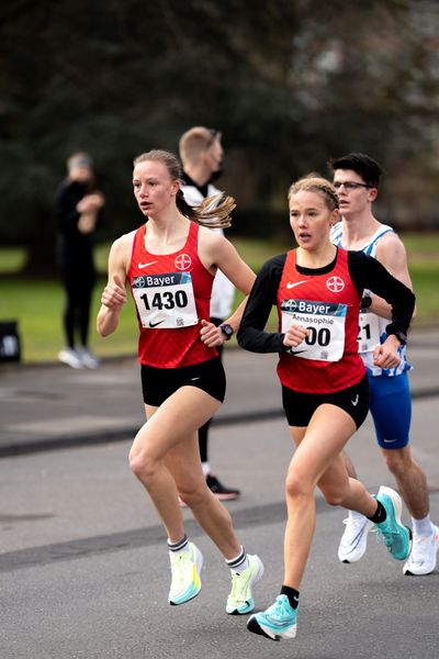 Berit Scheid (TSV Bayer 04 Leverkusen) und Annasophie Drees (TSV Bayer 04 Leverkusen) am 06.03.2022 in Leverkusen