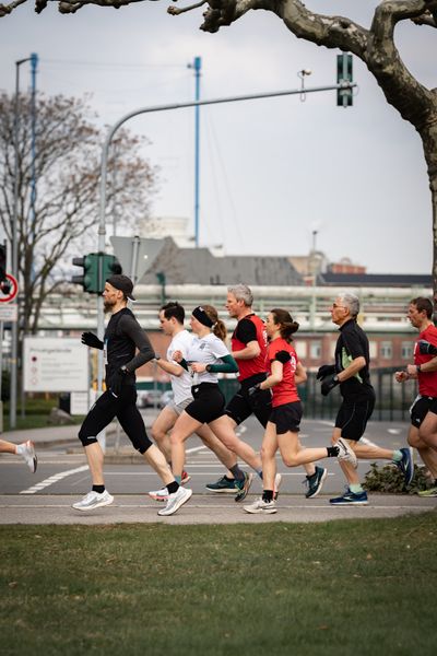 Welf Fehmer (BRIDGERUNNERS Düsseldorf), Nicola Orths (BRIDGERUNNERS Düsseldorf), Katharina Strunk (SFD 75 Duesseldorf) am 06.03.2022 beim „Rund um das Bayer-Kreuz“ in Leverkusen