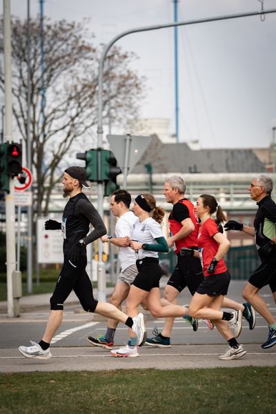 Welf Fehmer (BRIDGERUNNERS Düsseldorf), Nicola Orths (BRIDGERUNNERS Düsseldorf), Katharina Strunk (SFD 75 Duesseldorf) am 06.03.2022 beim „Rund um das Bayer-Kreuz“ in Leverkusen