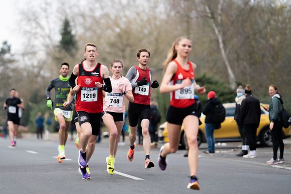 Erik Siemer (LG Osnabrueck), Vera Coutelier (ASV Koeln) und Martin Pelzer (Aachener TG) am 06.03.2022 beim „Rund um das Bayer-Kreuz“ in Leverkusen