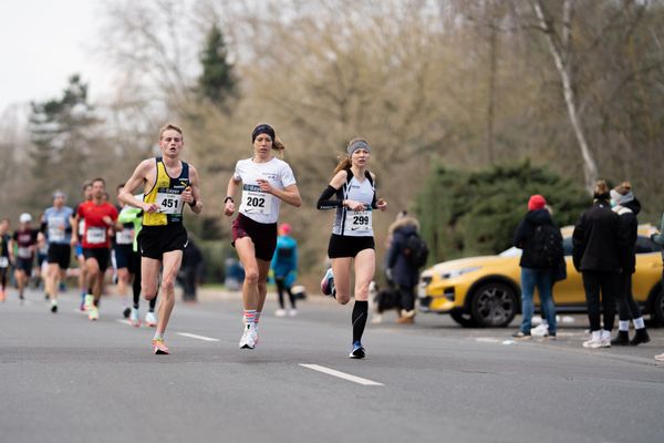 Luke Kelly (LAZ Puma Rhein-Sieg), Anna-Lina Dahlbeck (TuS Xanten), Lena Erja Mueller (TG Melbach) am 06.03.2022 beim „Rund um das Bayer-Kreuz“ in Leverkusen