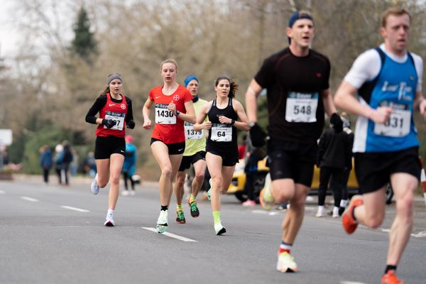 Lotte Meyberg (TSV Bayer 04 Leverkusen), Berit Scheid (TSV Bayer 04 Leverkusen), Florentine Exner (Triathlon Team Düsseldorf) am 06.03.2022 beim „Rund um das Bayer-Kreuz“ in Leverkusen