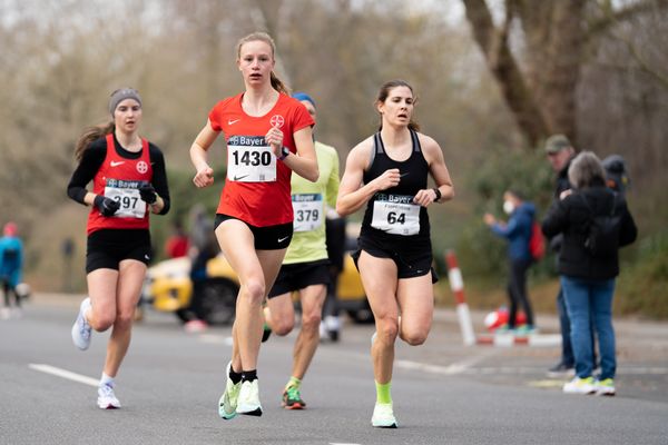 Lotte Meyberg (TSV Bayer 04 Leverkusen), Berit Scheid (TSV Bayer 04 Leverkusen), Florentine Exner (Triathlon Team Düsseldorf) am 06.03.2022 beim „Rund um das Bayer-Kreuz“ in Leverkusen