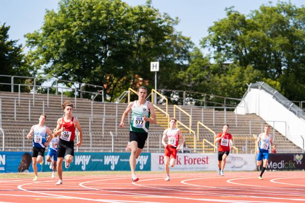 Elias Ehrmann (LG Dornburg), Melvin Schleicher (SC Potsdam), Max Husemann (Eintracht Hildesheim), Ben Luca Bothe (Sportclub Magdeburg), Sandro-Patrice Mittag (LV 90 Erzgebirge), Thorben Henkel (LAZ Zweibruecken) ueber 400m am 15.07.2022 waehrend den deutschen Leichtathletik-Jugendmeisterschaften 2022 in Ulm