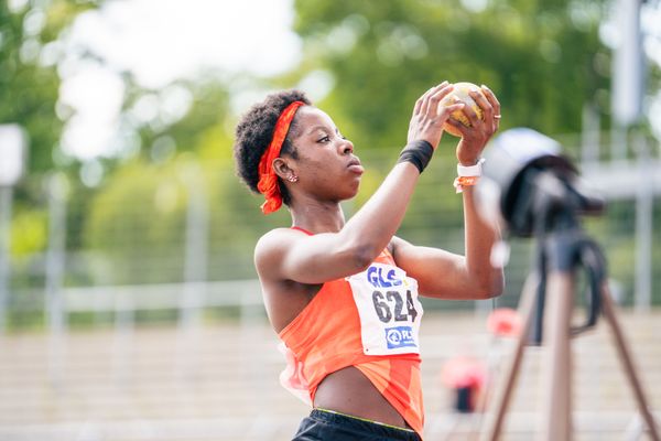 Fortuna Ornella Nkengue (MTV Wittmund) im Kugelstossen am 15.07.2022 waehrend den deutschen Leichtathletik-Jugendmeisterschaften 2022 in Ulm